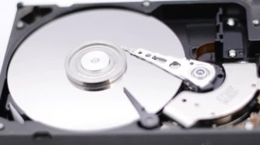 Hard Disk Sürücüsü 'nün dönen tabağıyla çekilmiş videosu. Bir sabit disk sürücüsünün okuma ve yazma verilerini kapat. Parçalanmış hdd okuma başlığı.