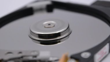 Hard Disk Sürücüsü 'nün dönen tabağıyla çekilmiş videosu. Bir sabit disk sürücüsünün okuma ve yazma verilerini kapat. Parçalanmış hdd okuma başlığı.