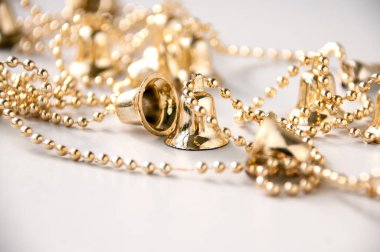 Yeni yıl, gölgeli çanların altın çelengidir.