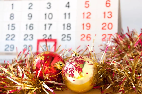 Nature Morte Nouvel Deux Boules Noël Tinsel Sur Fond Calendrier — Photo