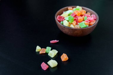 Siyah zemin üzerinde kil plaka şekerlemesi