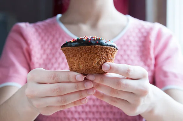 女の子ホールドAチョコレートカップケーキで彼女の手 — ストック写真