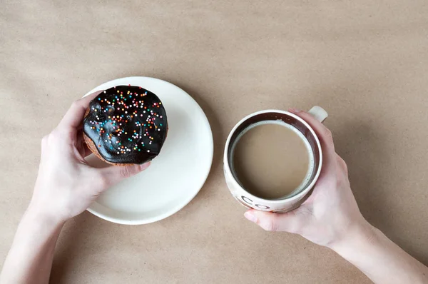 Manos Mujer Sobre Mesa Sosteniendo Una Taza Café Una Rosquilla — Foto de Stock