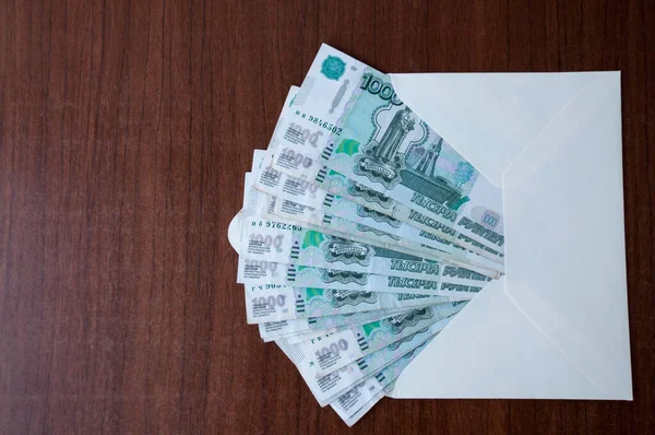 Mesa Está Envelope Com Notas Russas Mil Rublos — Fotografia de Stock