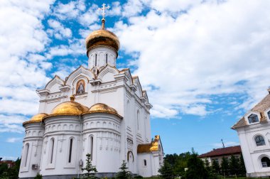 Kutsal Şehit Büyük Düşesi Elizabeth Kilisesi yazın Khabarovsk 'ta demiryolu hastanesinin bölgesinde.