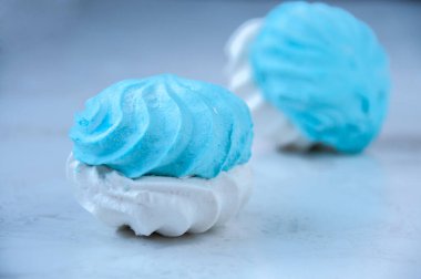 Şekerlemeler masada beyaz ve mavi. Yakın çekim.