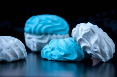 Siyah arka planda taze marşmelov tatlısı.