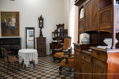 Rusya, Blagoveshchensk, Temmuz 2019: 19. yüzyılın sonlarına doğru Amur Bölgesel Bilgi Müzesi 'nde iç ve mobilya. G.S. Novikov-Daursky