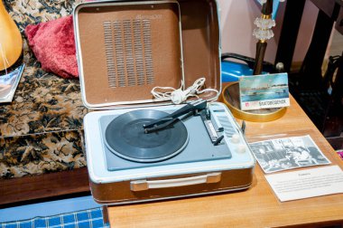 Rusya, Blagoveshchensk, Temmuz 2019: Amur Bölgesel Bilgi Müzesi 'nde Sovyet döneminin kaydedicisi. G.S. Novikov-Daursky