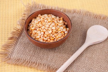 Bezelye kilden bir fincanda ve çuval bezinden bir kaşıkta inliyor.