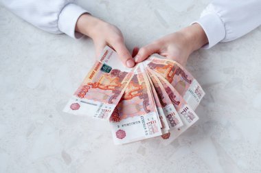 Bir sürü Rus beş bin dolarlık banknotlar kadınların elinde. Büyük para kavramı.