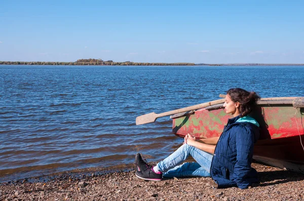 Μελαχρινή Κοπέλα Σακάκι Φθινόπωρο Κοντά Μια Βάρκα Στην Όχθη Του — Φωτογραφία Αρχείου
