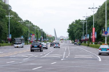 Çin, Heihe, Temmuz 2019: Yazın Heihe şehrinin caddelerinde yaya geçitleri olan yol.