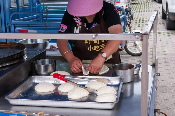 中国黑河 2019年7月 一名妇女夏季在黑河街头市场准备玉米饼 — 图库照片