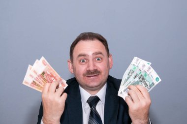 Neşe. Elinde bir paket para tutan bir erkek.