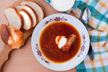 Ekşi kremalı bir tabak lezzetli pancar çorbası.