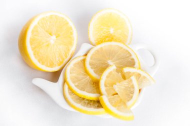 Limon dilimlenmiş bir tabakta