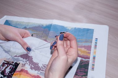 Şemanın altına kadın eli işlemeli çapraz dikiş deseni