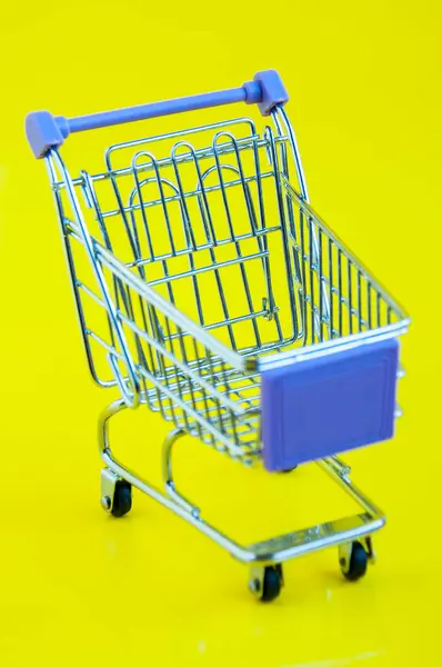 Eisen Leere Einkaufswagen Auf Gelbem Hintergrund Nahaufnahme — Stockfoto