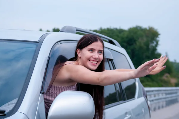 Szczęśliwa Dziewczyna Długimi Włosami Wyciągnęła Ręce Kabiny Samochodu Drodze Koncepcja — Zdjęcie stockowe