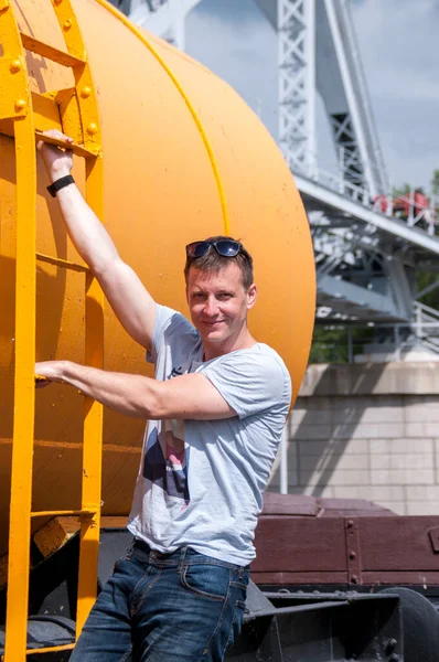 Ein Junger Mann Hängt Auf Der Treppe Eines Zuges — Stockfoto