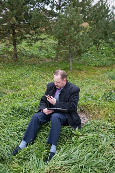 Człowiek Siedzi Tabletem Telefonem Naturze — Zdjęcie stockowe