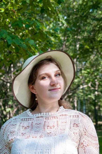 Πορτρέτο Ενός Όμορφου Κοριτσιού Ένα Καπέλο Καλοκαίρι Στο Φόντο Ενός — Φωτογραφία Αρχείου