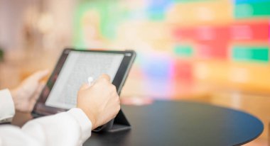 Yeni normal konsept için çalışma masasında masa başı çalışma masasına kalem dokundurmalı dijital tablet kullanan kadın el.