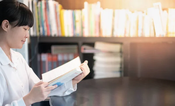 Cuaderno Mano Femenina Con Libro Espacial Para Anotar Comentar Sentado — Foto de Stock