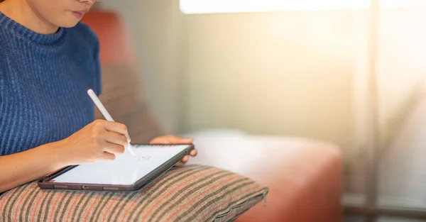 Donna Mano Disegno Con Matita Sul Gadget Donna Seduta Soggiorno — Foto Stock