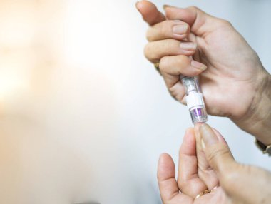 Diyabetik hasta eli evdeki şeker hastalarını kontrol etmek ve kontrol etmek için kendine enjekte edilen tıbbi ekipmanları kullanıyor. Sağlık ve şeker hastalığı konsepti için. 