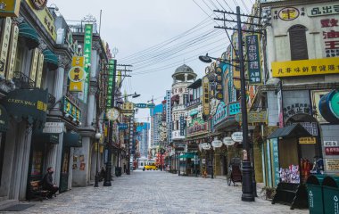 HENGDIAN, ZHEJIANG / CHINA: OCT-21 2020: Hengdian film stüdyosu, seyahat ve turistlerin ünlü yeri. Çin 'in unesco dünya mirası. Guangzhou ve Hong Kong caddelerinin kesiştiği yer.. 