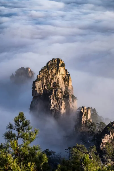 Uitzicht Wolken Pijnboom Bergtoppen Van Huangshan National Park China Landschap — Stockfoto
