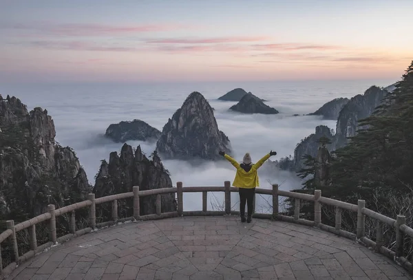 Chica Asiática Mirando Las Nubes Con Vista Panorámica Montaña Huangshan — Foto de Stock