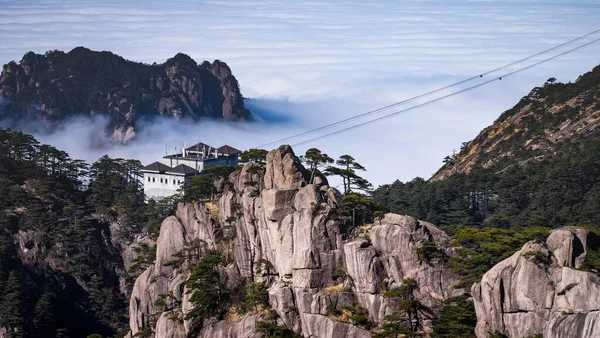 Vista Las Nubes Pino Los Picos Las Montañas Del Parque — Foto de Stock