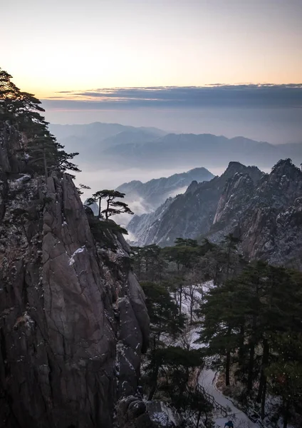 Vista Las Nubes Pino Los Picos Las Montañas Del Parque — Foto de Stock