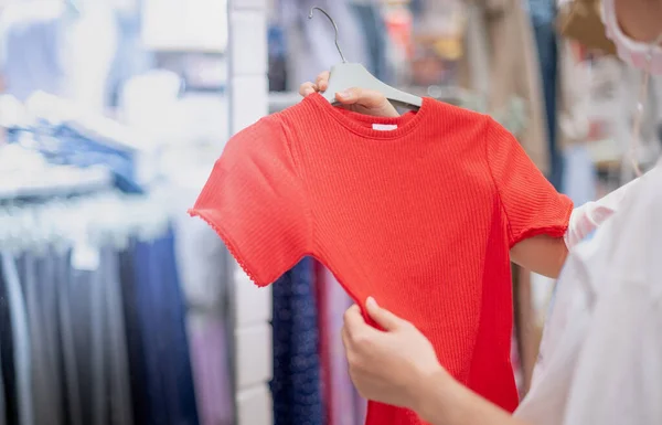 Mujer Asiática Con Máscara Quirúrgica Elección Ropa Camiseta Roja Mirando — Foto de Stock