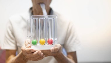 Üçlü topun teşvik edici spirometrisi, ameliyat sonrası hasta ve yaşlılar için tıbbi ekipmandır. Ciğerler için işlev testi & Akciğer testi.