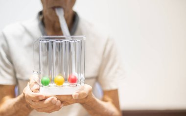 Üçlü topun teşvik edici spirometrisi, ameliyat sonrası hasta ve yaşlılar için tıbbi ekipmandır. Ciğerler için işlev testi & Akciğer testi.