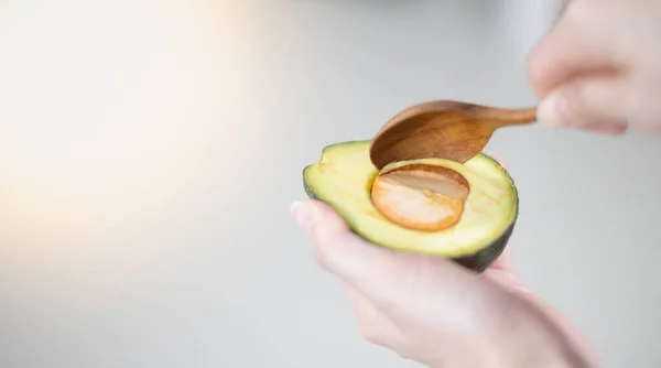 Mano Femenina Usando Una Cuchara Para Sacar Aguacate Cáscara Preparar —  Fotos de Stock