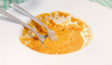 Kaşık ve çatal tutan kadın. Restoranda körili pilav yedikten sonra tabağa kirli, boş bir tabak koydu. .