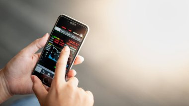 Yakın plan cep telefonu, analiz grafiği ve her yerde ticaret olabilecek borsa uygulaması olan trend tablosu..