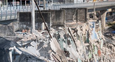 Yıkılan bölgede inşaat halindeki bina ve yeni apartman veya halk inşaatı için hazırlanan yeni ekonomik alan, trenin kendi bölgelerine geçtiği yeni ekonomik alanda bulunuyor.. 