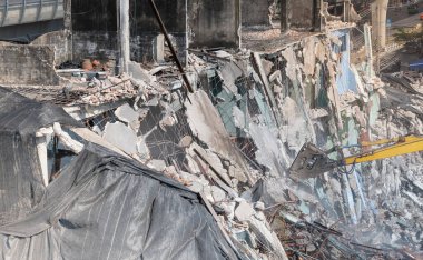 İnşaat sahasında çalışan kazıcı ve inşaat alanında çalışan sarı kepçe, yeni binaya kondominyum, kamusal alan veya yeni ekonomik alan olarak hazırlanıyor..