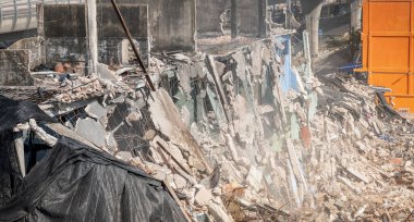 Yıkılmış bölgede inşaat halindeki bina, yeni bir apartman veya kamu alanı inşa etmeye hazırlanıyor..