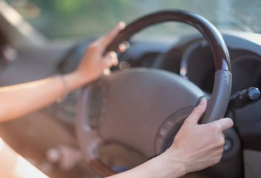 Araba sürerken direksiyonda kadın elleri vardı. Önce güvenlik için.. 