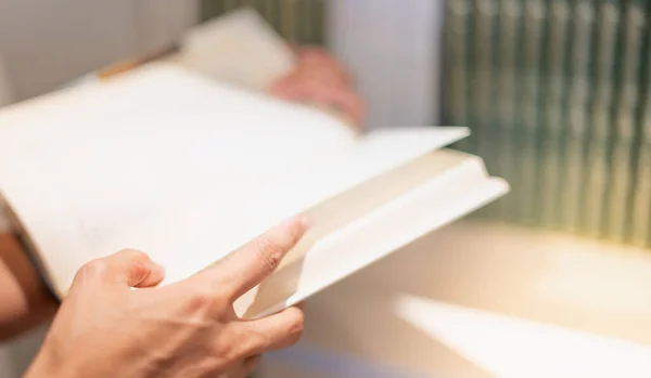 Mano Femenina Sostiene Cuaderno Libro Lectura Para Relajarse Conocimiento Mientras —  Fotos de Stock