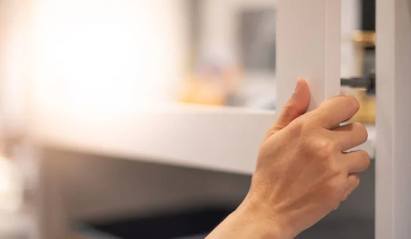 Närbild Kvinnlig Hand Trycker Positionen För Öppen Vit Trä Garderob — Stockfoto