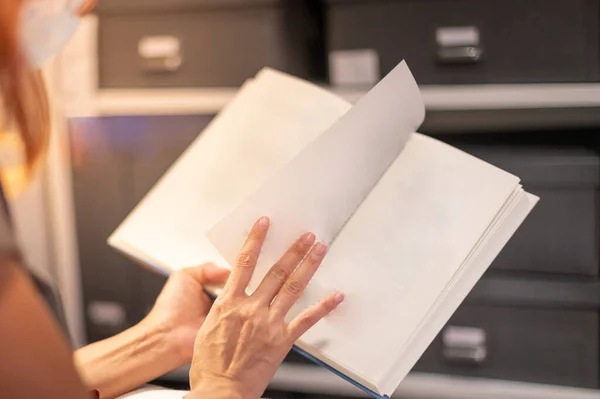 Cuaderno Mano Femenina Con Libro Espacial Para Anotar Comentar Sentado — Foto de Stock