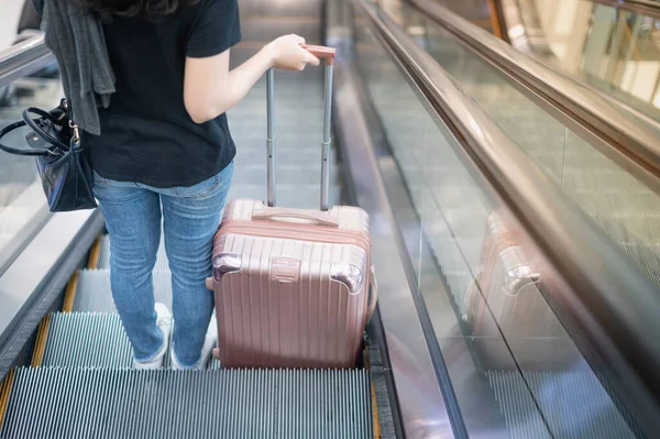 Asiatisches Mädchen Mit Lässigem Shirt Und Koffergepäck Auf Der Rolltreppe — Stockfoto